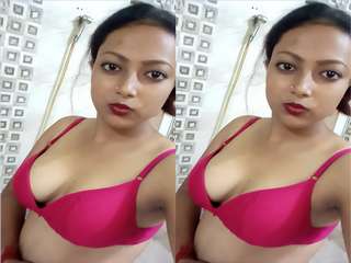 Sexy Desi Bhabhi Showing Her Boobs