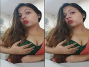 Hot Desi Girl Shows Boobs