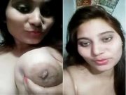 Hot Desi Girl Shows Her Boobs