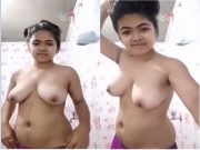 Hot Desi Girl Shows her Boobs