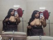 Sexy Desi girl Shows her Big Boobs