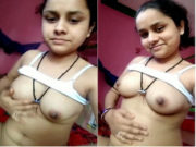 Sexy Desi girl Shows Her Boobs