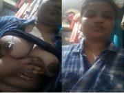 Sexy Desi Girl Shows her Boobs